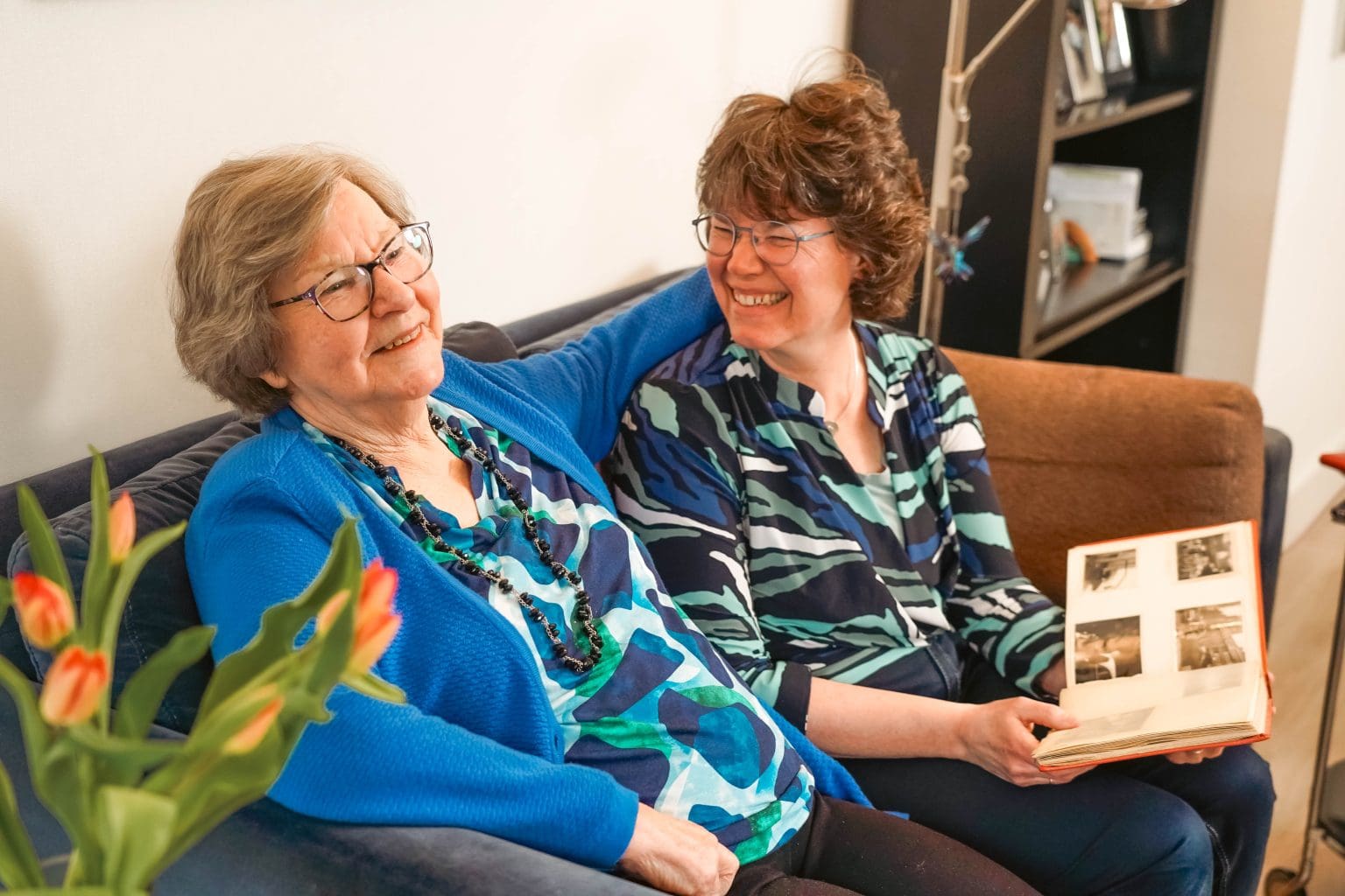 Bewoner kijkt foto's