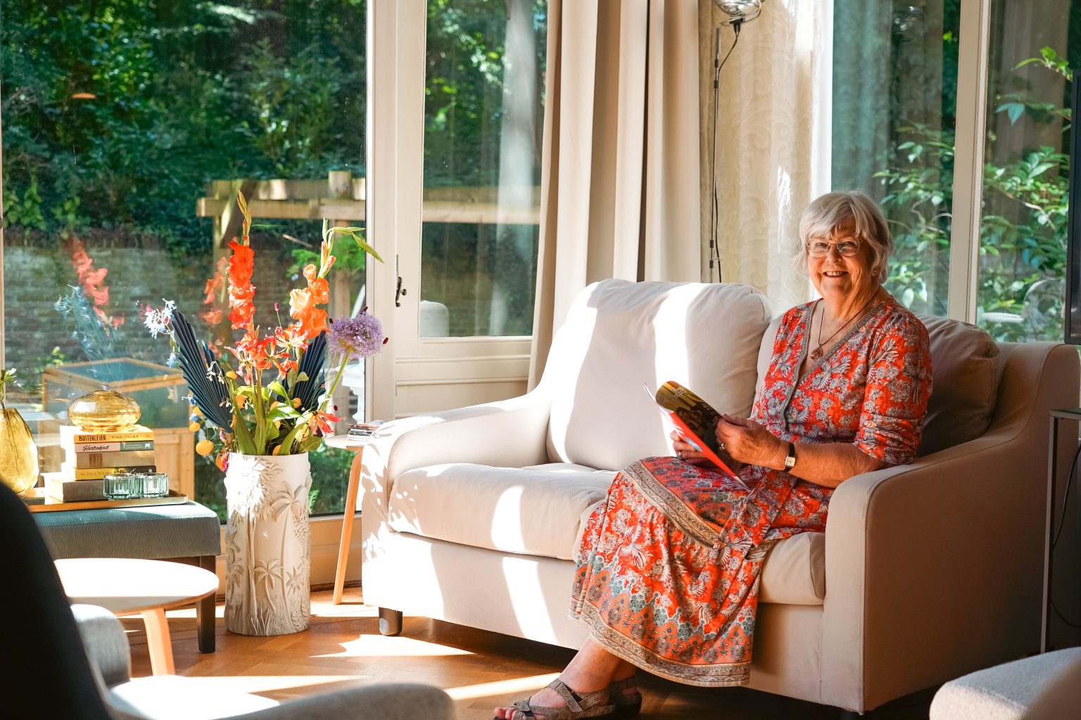 Bewoonster leest tijdschrift