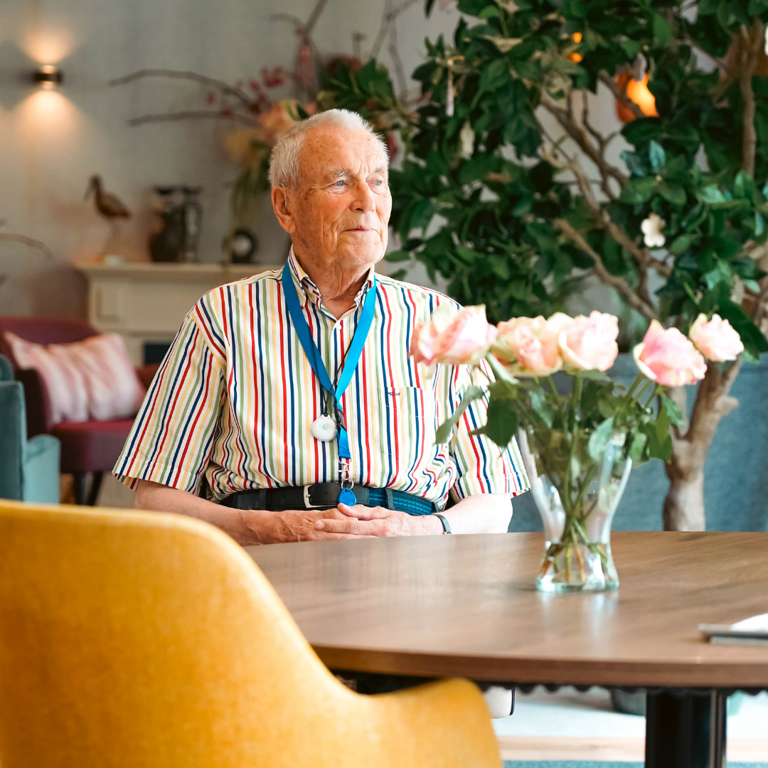 bewoner zit aan tafel